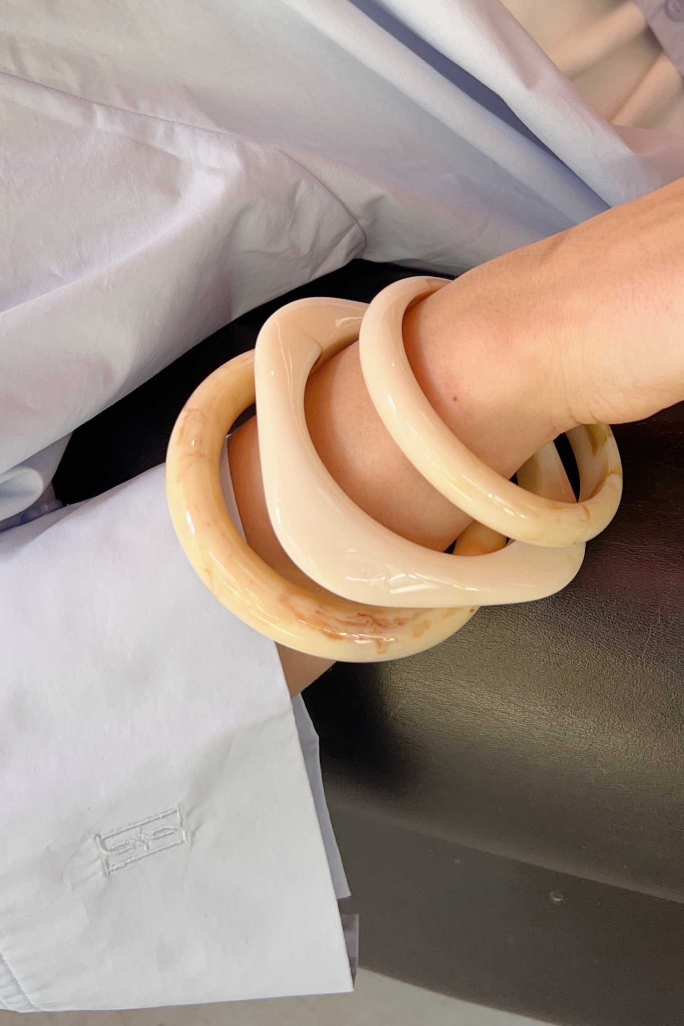 VERA CLASSIC OFF WHITE BANGLE